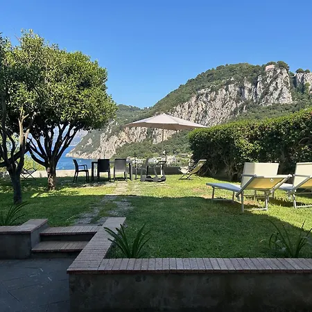 House * Capri